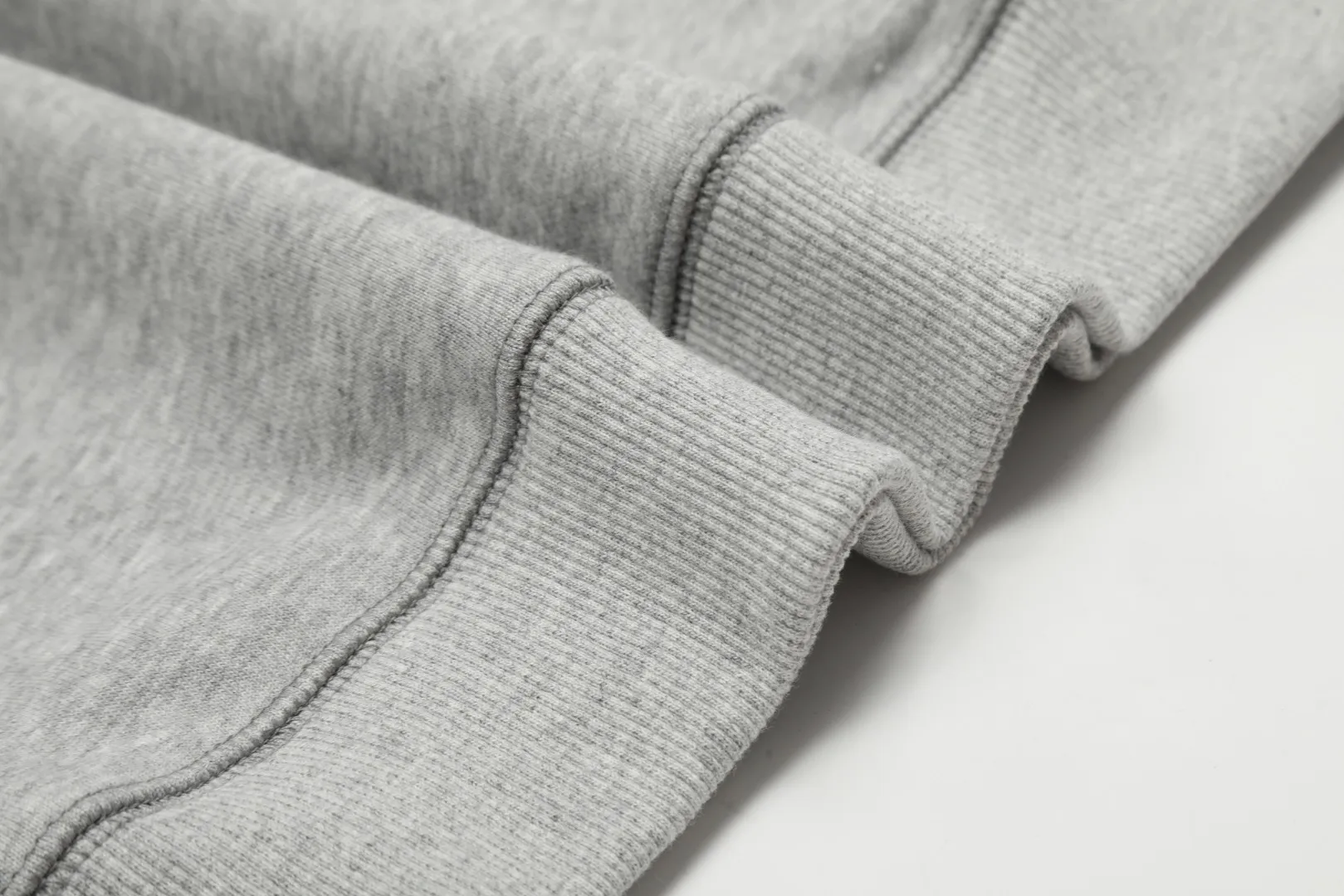 VIVI807# "Exclusive hot style" vivienne west wood West Queen Vivienne Saturn classic small label hooded sweatshirt 2024 top hot style No need to say more, directly open the details YB mold opening Correct seam collar details ⚠️The authentic product is the seam threaded neckline without a collar strip. Our family only makes the right version of the goods. We are careful to make sure that the first release of the Queen Mother of the whole network is correct. The full range of correct accessories and every detail is completely restored. Straight up to full Size: XS-L